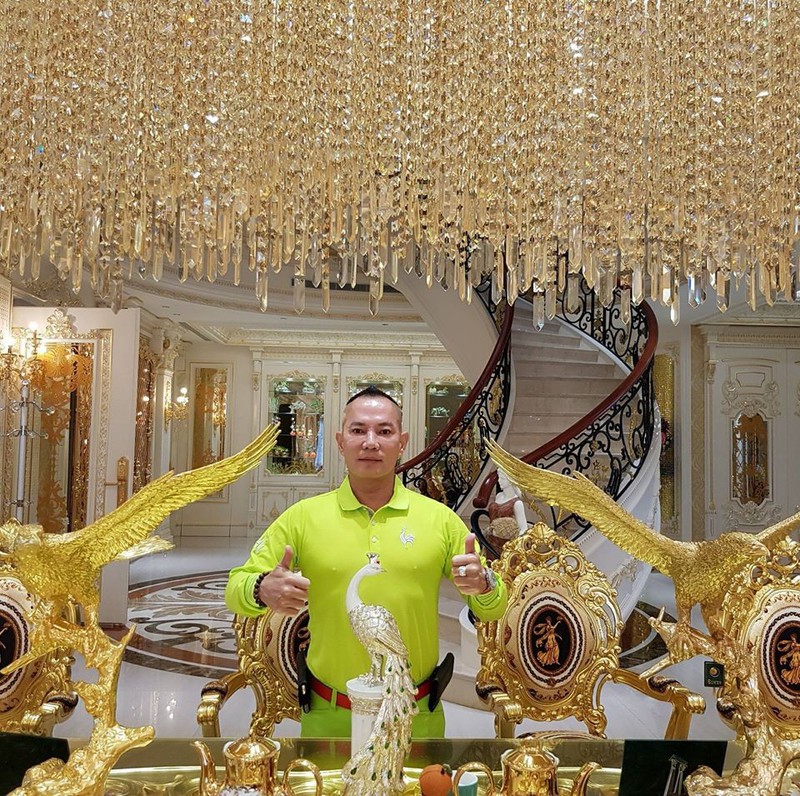 Vua cần cẩu khoe nhà dát vàng, sống chung với 4 bà vợ - ảnh 4