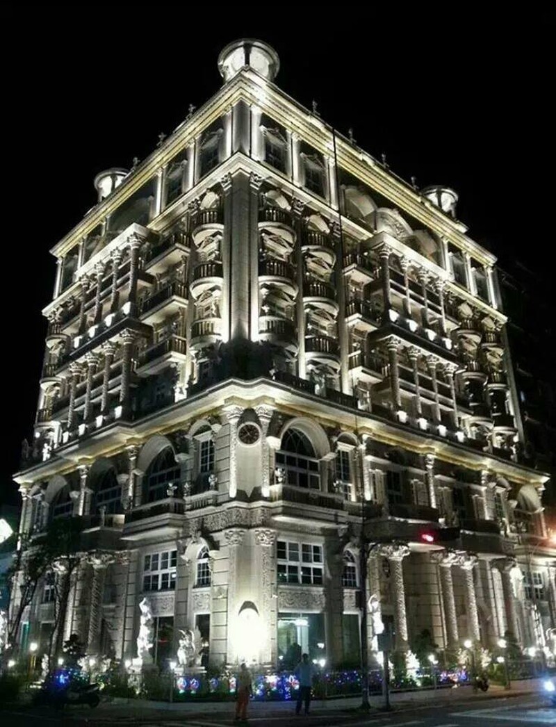 Vua cần cẩu khoe nhà dát vàng, sống chung với 4 bà vợ - ảnh 3