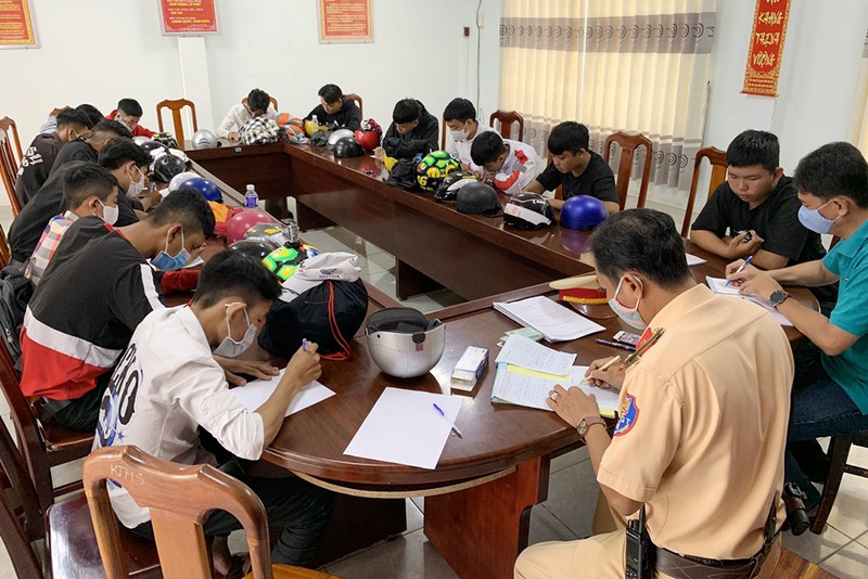 Ngăn nhóm thanh thiếu niên đua xe trái phép lúc rạng sáng 2-9 - ảnh 1