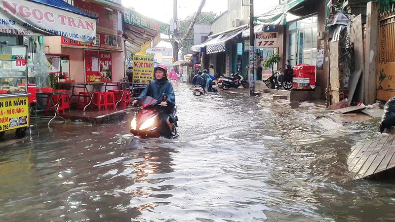 Nhiều hẻm nhỏ ở TP.HCM thành sông sau cơn mưa lớn - ảnh 1