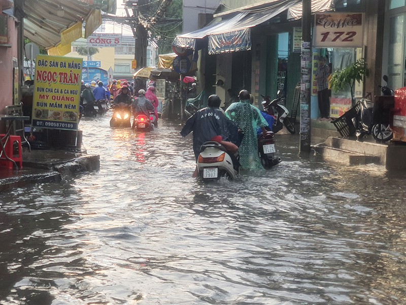 Nhiều hẻm nhỏ ở TP.HCM thành sông sau cơn mưa lớn - ảnh 5