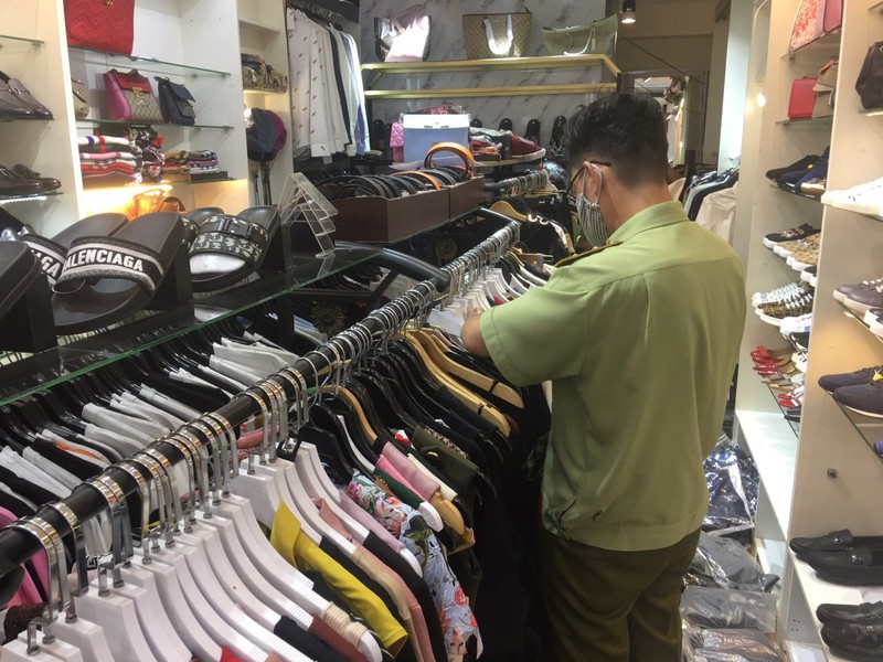 Trung tâm thương mại, siêu thị vẫn công khai bán hàng lậu - ảnh 2
