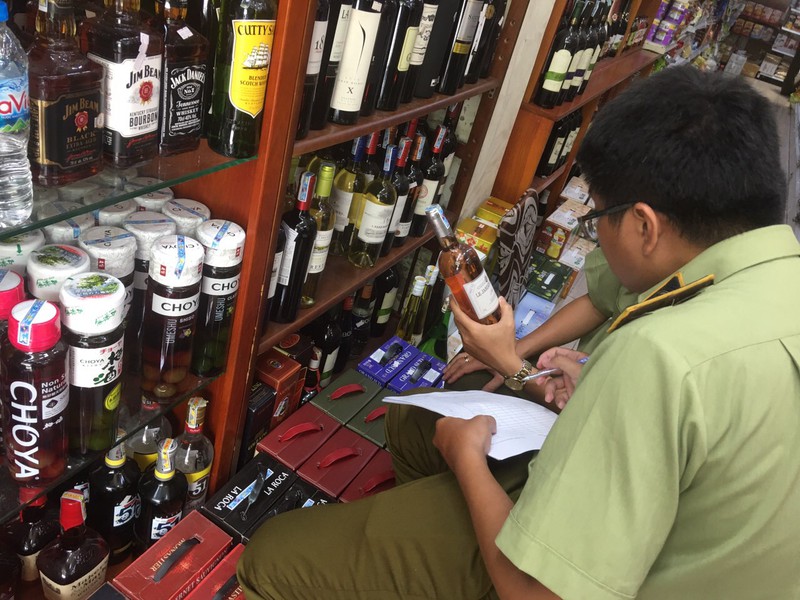 Trung tâm thương mại, siêu thị vẫn công khai bán hàng lậu - ảnh 1