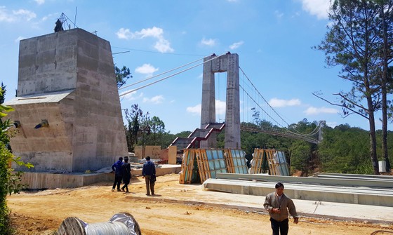 Đề xuất cưỡng chế tháo dỡ cầu đáy kính không phép ở Thung lũng Tình yêu ảnh 1