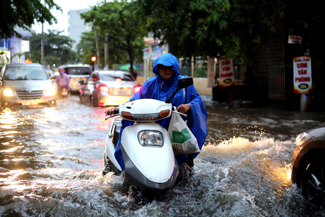 Nghe VietNamNet: Người dân TP.HCM chuẩn bị đón đợt ngập mới