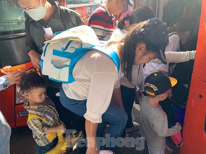 Mùng 1 Tết, bến xe miền Tây đông kín người đổ về quê - ảnh 13