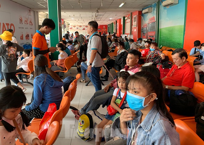 Mùng 1 Tết, bến xe miền Tây đông kín người đổ về quê - ảnh 1