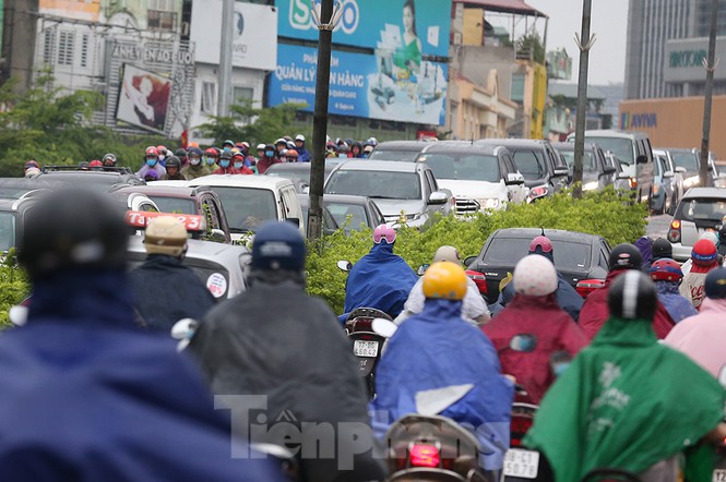 Ngày đầu tuần mưa lớn, nhiều tuyến phố Hà Nội ùn tắc dài - ảnh 9