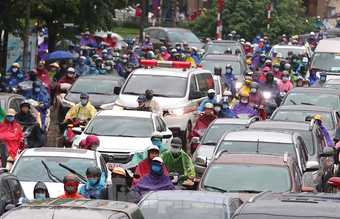 Ngày đầu tuần mưa lớn, nhiều tuyến phố Hà Nội ùn tắc dài - ảnh 10