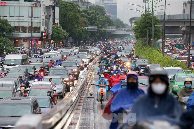 Ngày đầu tuần mưa lớn, nhiều tuyến phố Hà Nội ùn tắc dài - ảnh 11