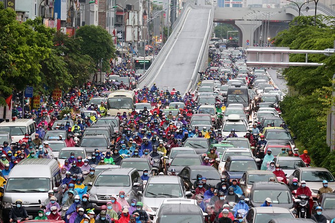 Ngày đầu tuần mưa lớn, nhiều tuyến phố Hà Nội ùn tắc dài - ảnh 12