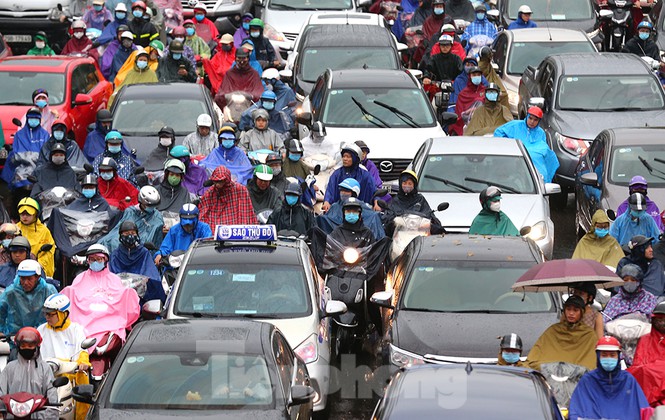 Ngày đầu tuần mưa lớn, nhiều tuyến phố Hà Nội ùn tắc dài - ảnh 13