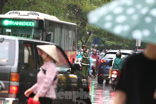 Ngày đầu tuần mưa lớn, nhiều tuyến phố Hà Nội ùn tắc dài - ảnh 14