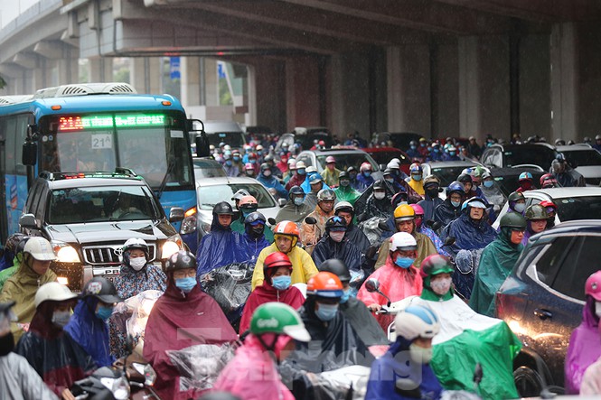 Ngày đầu tuần mưa lớn, nhiều tuyến phố Hà Nội ùn tắc dài - ảnh 4