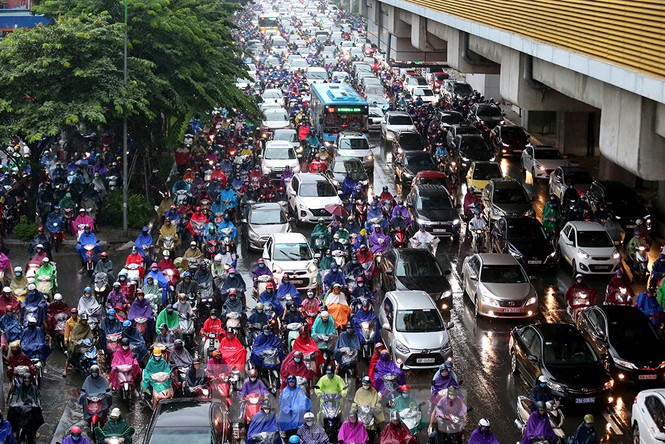 Ngày đầu tuần mưa lớn, nhiều tuyến phố Hà Nội ùn tắc dài - ảnh 5