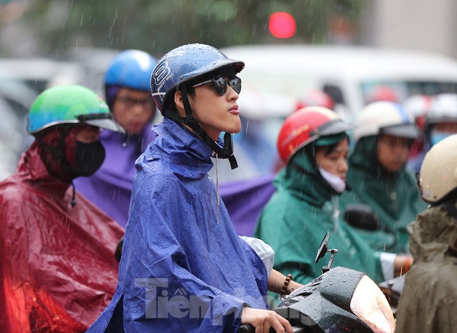 Ngày đầu tuần mưa lớn, nhiều tuyến phố Hà Nội ùn tắc dài - ảnh 7