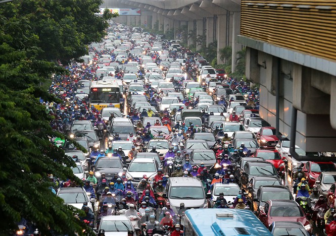 Ngày đầu tuần mưa lớn, nhiều tuyến phố Hà Nội ùn tắc dài - ảnh 8