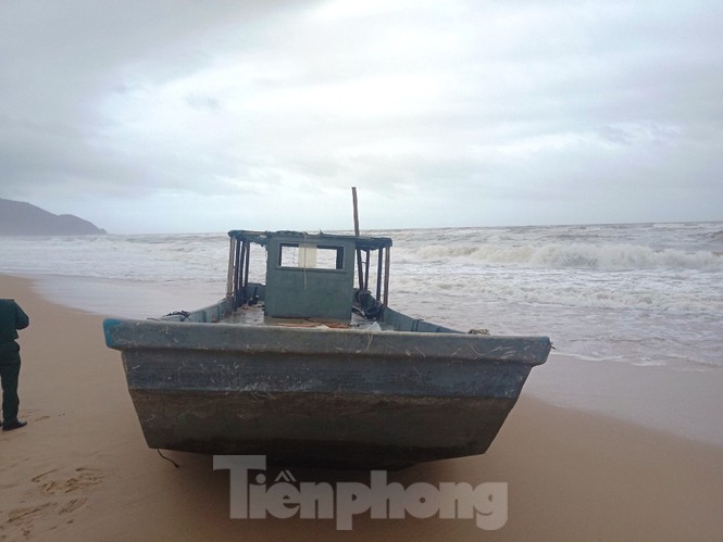TT-Huế: Lại phát hiện thuyền không người dạt vào vùng biển Lăng Cô - ảnh 2