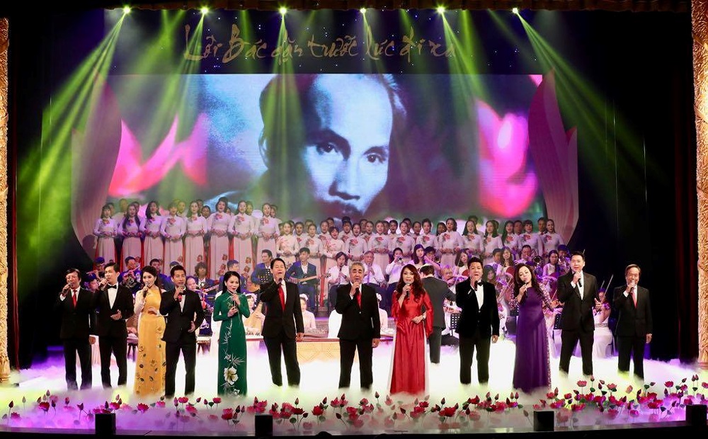 Thủ tướng dự chương trình nghệ thuật 'Lời Bác dặn trước lúc đi xa'