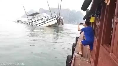 Nghe VietNamNet: Va chạm với tàu chở đá, tàu du lịch chìm trên vịnh Hạ Long