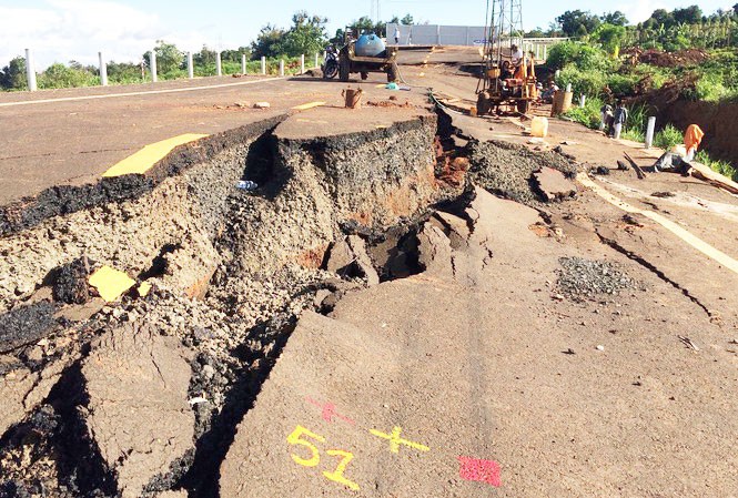 Nghe VietNamNet: Công bố nguyên nhân đường 250 tỉ đồng chưa nghiệm thu đã hỏng