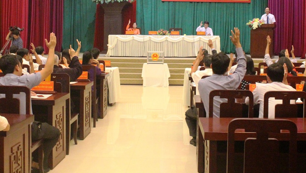 Nghe VietNamNet: Miễn nhiệm cùng lúc Chủ tịch và Phó Chủ tịch UBND thành phố Huế