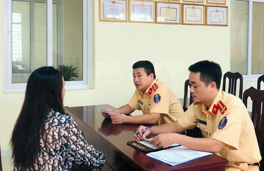 Nghe VietNamNet: Tước bằng lái của nữ tài xế không nhường đường xe cảnh sát làm nhiệm vụ