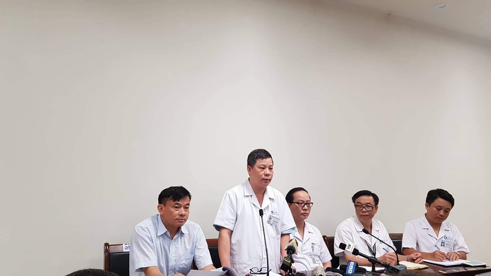 Nghe VietNamNet: Bé 3 tuổi bị bỏ quên trên xe đưa đón được xuất viện