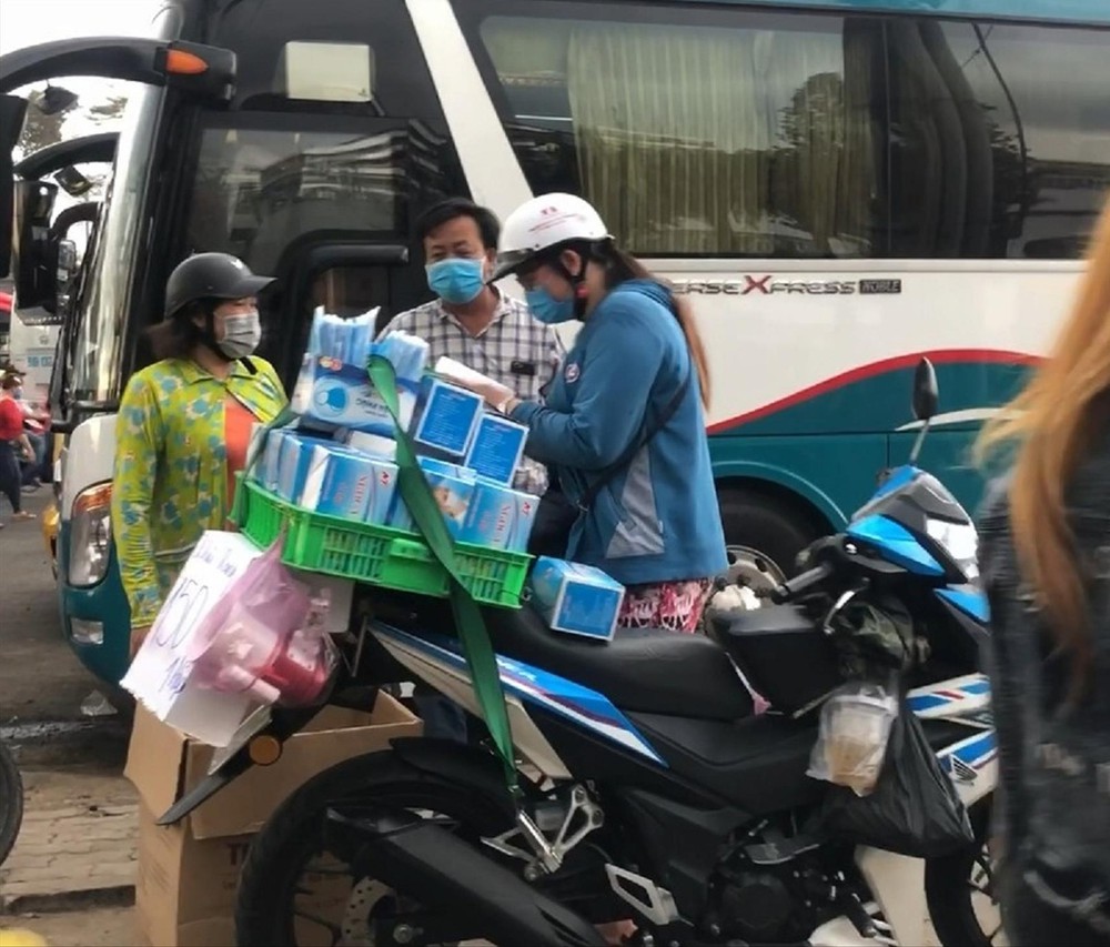 Khẩu trang y tế tràn xuống vỉa hè: Thật, giả lẫn lộn
