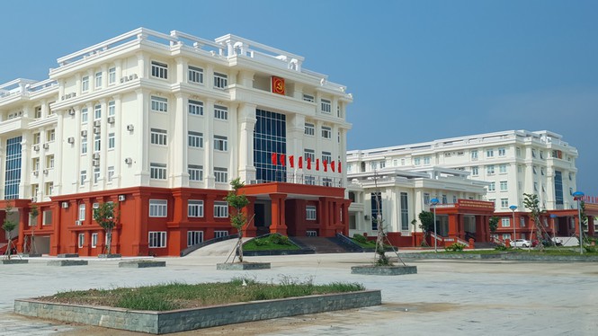 Cận cảnh tòa nhà thành ủy 100 tỉ, vừa xây xong đã nứt toác - ảnh 1