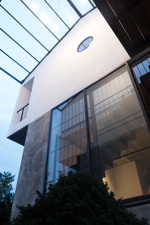 Ngôi nhà hình khối khác lạ đẹp mê mẩn giữa rừng thông - ảnh 10