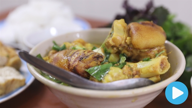 Vietnamese food: Grilled pig's leg with noodles