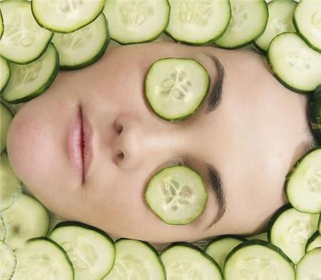 Simple ways to nurture face skin during isolation with cucumber