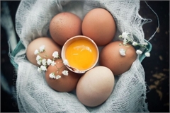 Easy-to-make egg masks for brighter skin