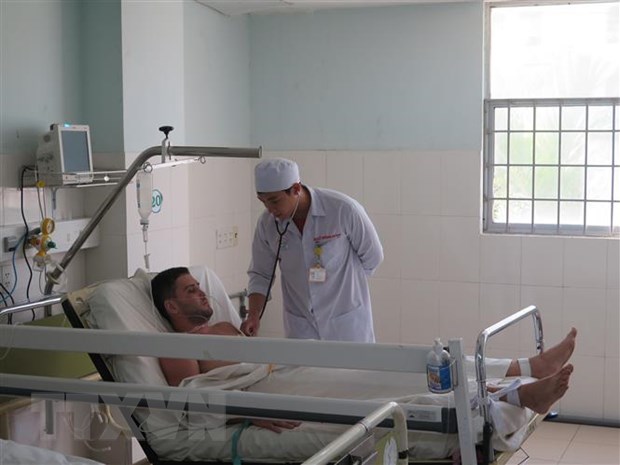 Khanh Hoa: One dies, two foreigners hospitalised with alcohol poisoning