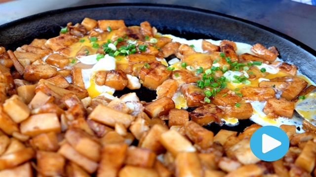 Vietnamese food: Fried rice flour cake