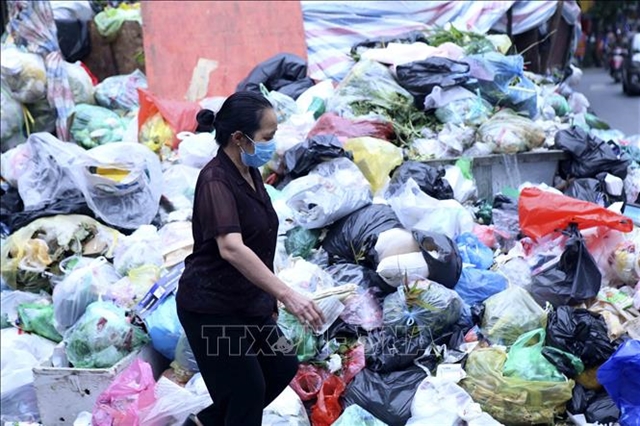 Plastic bags and products still plague Hanoi