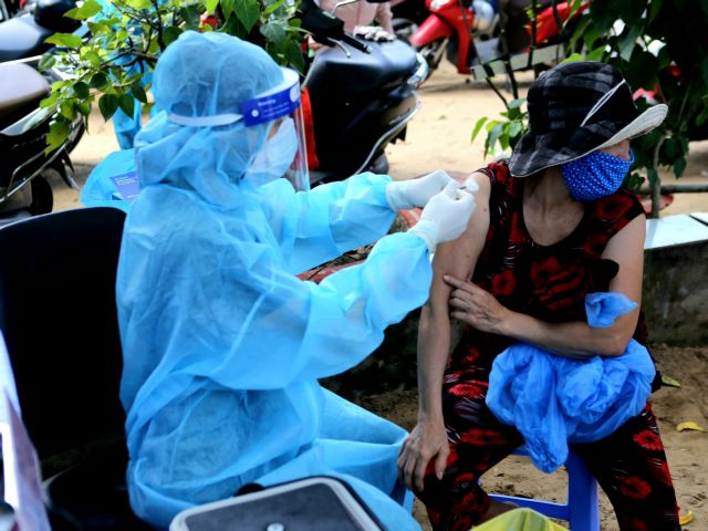 HCM City deploys 1,200 vaccination teams, aims for 200 shots per team daily