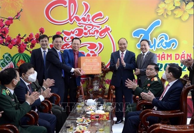 Leaders pay Tet visits to Hanoi, Da Nang