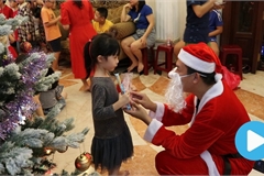 Students play Santas, spread Christmas joy in HCM City