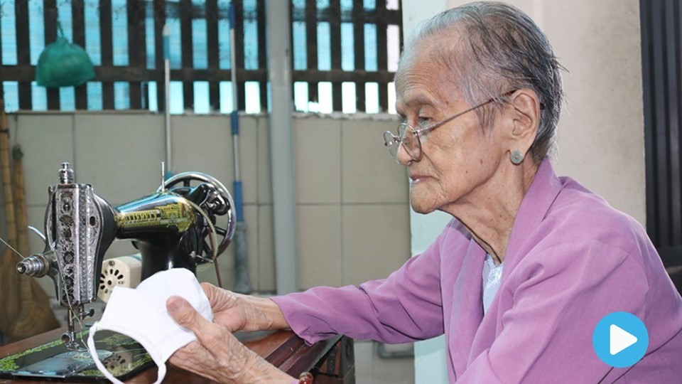 Elderly woman shows heartwarming act of kindness