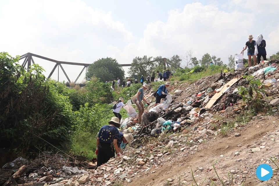 Volunteers clean up garbage in Hanoi