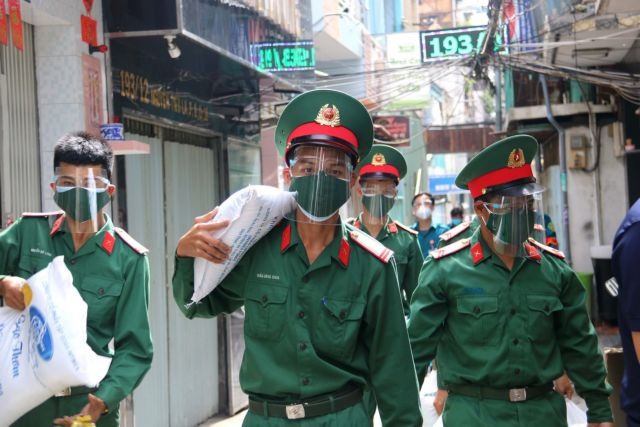 Soldiers help HCM City residents in coronavirus battle