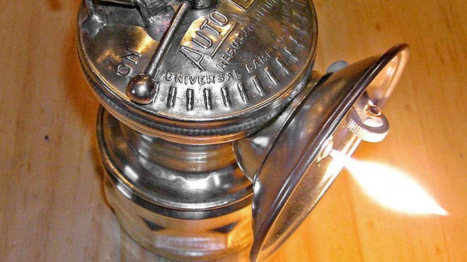 Lịch sử trăm năm của những chiếc đèn pha ô tô - ảnh 2