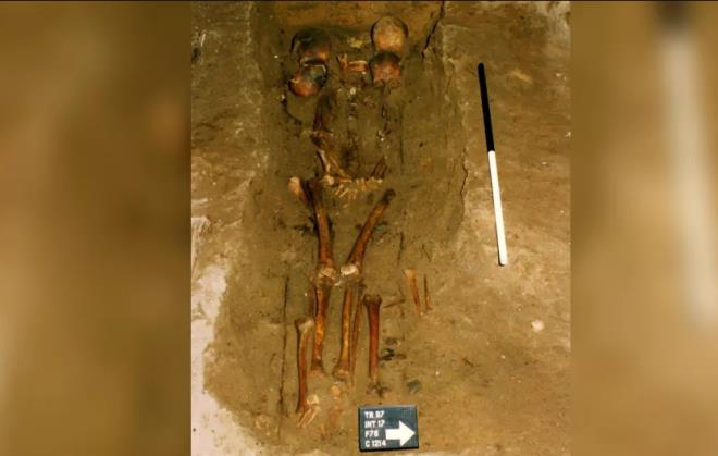 Bí ẩn đằng sau ngôi mộ 'tù trưởng 6 đầu' ở Scotland - 1