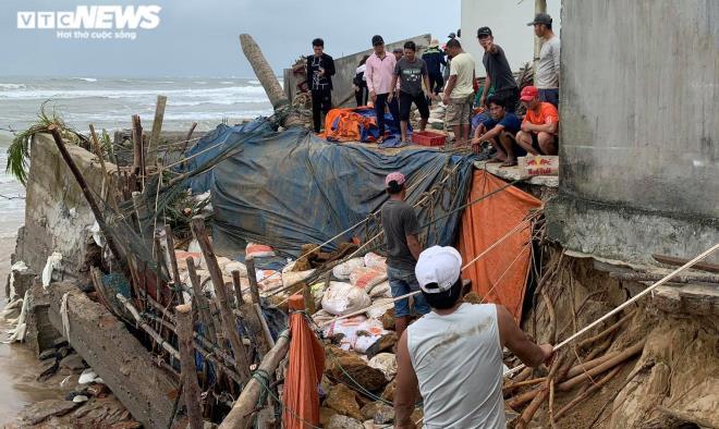 Triều cường quật sập nhà cửa, dân nơm nớp lo sợ - 1