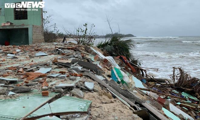 Triều cường quật sập nhà cửa, dân nơm nớp lo sợ - 2