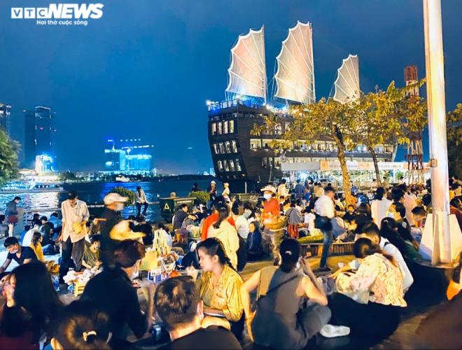 TRỰC TIẾP: Người dân cả nước đổ ra đường chào đón năm mới 2021 - 12