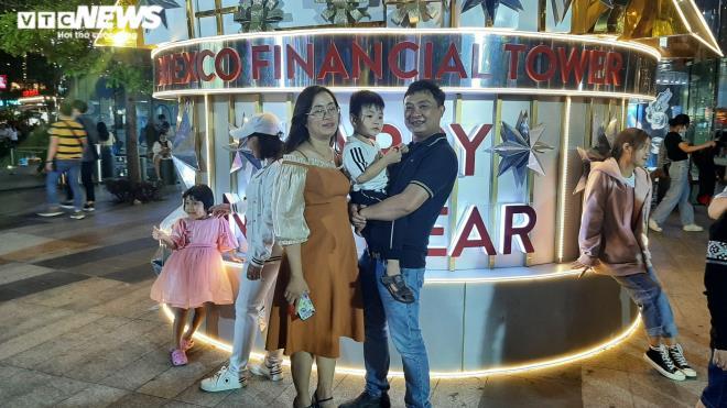 TRỰC TIẾP: Người dân cả nước đổ ra đường chào đón năm mới 2021 - 8