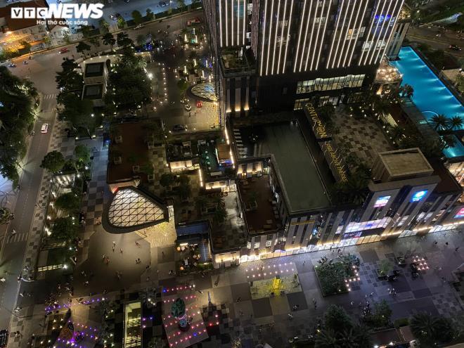 TRỰC TIẾP: Người dân cả nước đổ ra đường chào đón năm mới 2021 - 9